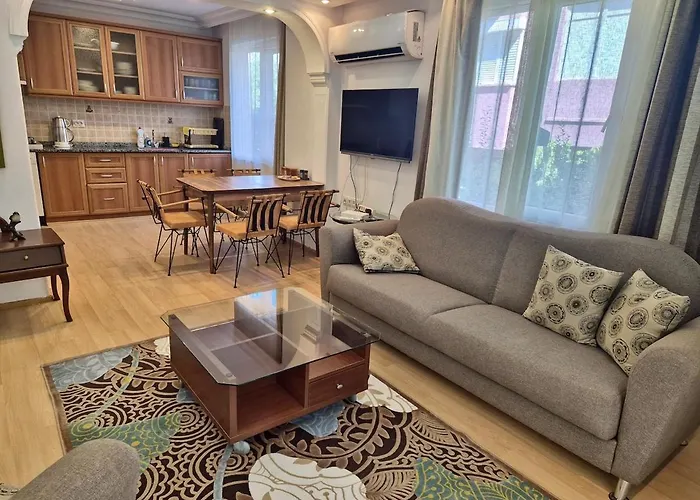 Beachside Duplex With Patio 安塔利亚